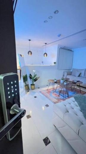 شقة فندقية بتصميم عصري وبأثاث فاخر ودخول ذاتي.